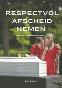 Twee mensen in het rood rouwen buiten naast een witte kist en troosten elkaar.
